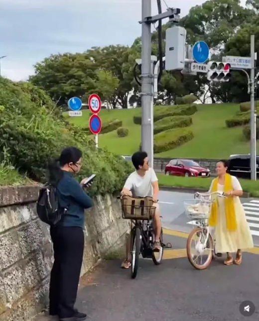 智策管家 日本东京偶遇李健夫妇，共享单车同游婚姻活成诗！
