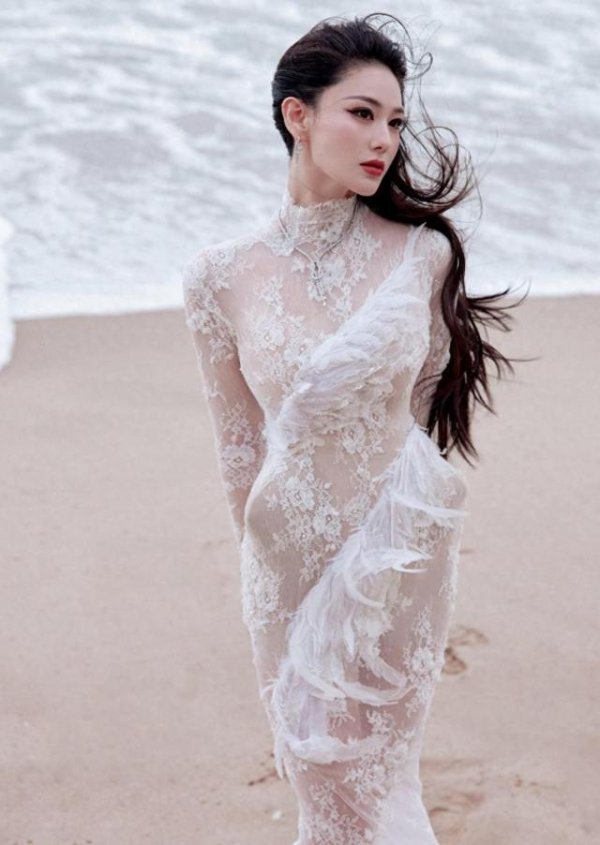 翻乐股 张馨予脱掉25斤裙子，胯好假，第一次见垫成这样的